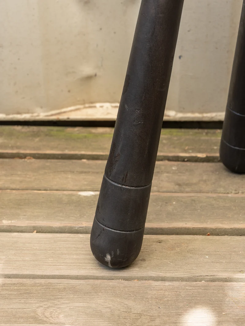 Regis, le tabouret en bois noir N°1500