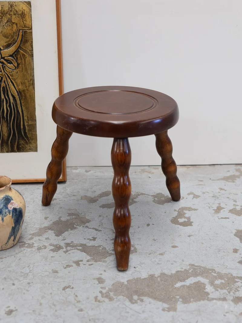 Regis, le petit tabouret en bois N°1521