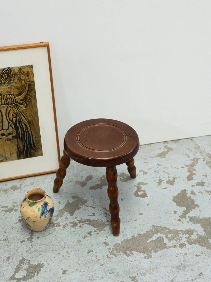 Regis, le petit tabouret en bois N°1521