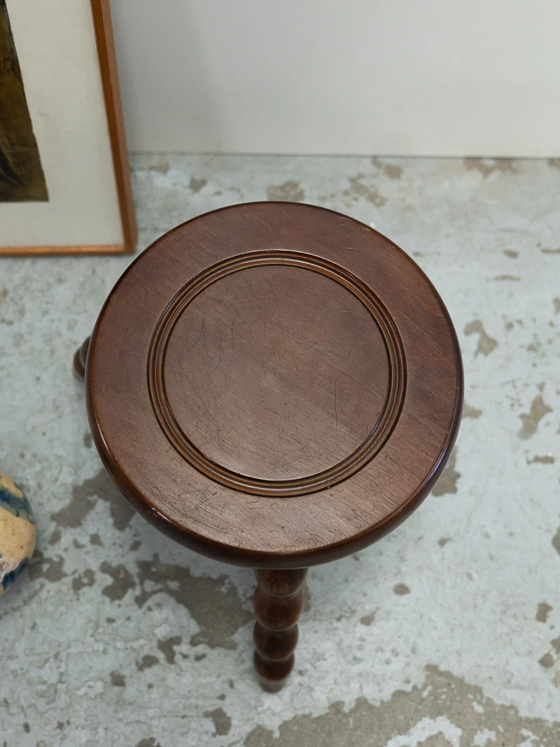 Regis, le petit tabouret en bois N°1521