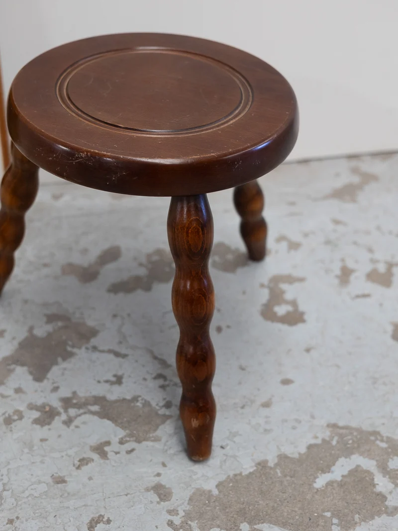 Regis, le petit tabouret en bois N°1521