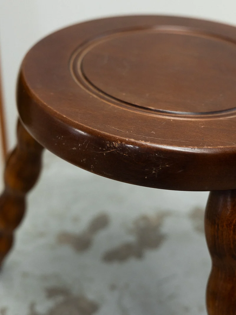 Regis, le petit tabouret en bois N°1521