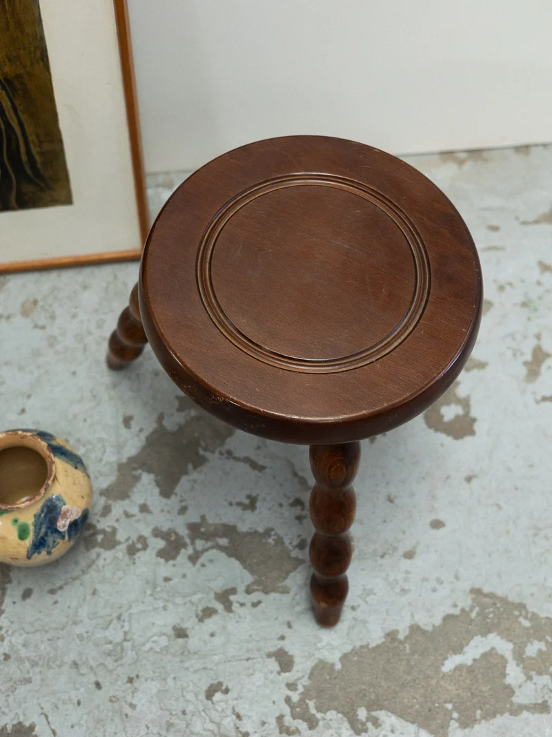 Regis, le petit tabouret en bois N°1521