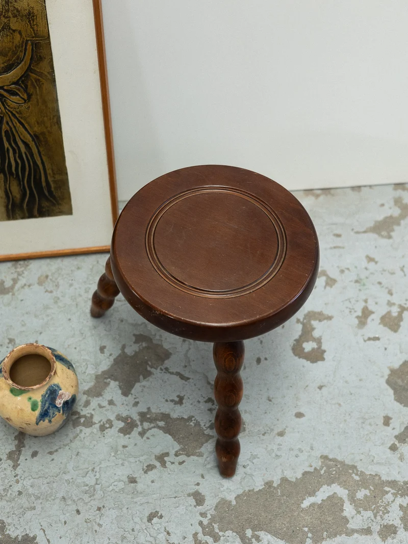 Regis, le petit tabouret en bois N°1521
