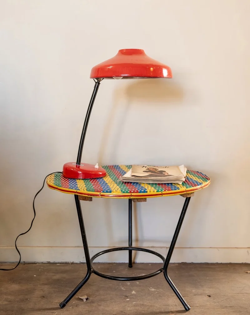 Julia, la lampe à poser en métal rouge N°1005