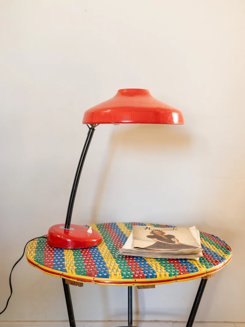 Julia, la lampe à poser en métal rouge N°1005