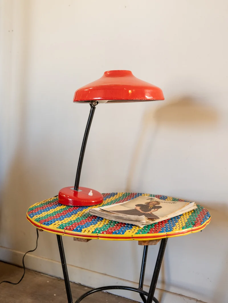 Julia, la lampe à poser en métal rouge N°1005