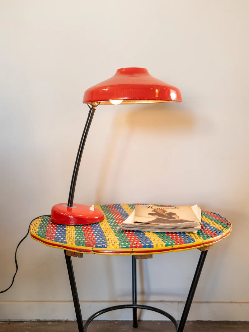 Julia, la lampe à poser en métal rouge N°1005