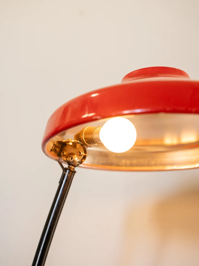 Julia, la lampe à poser en métal rouge N°1005