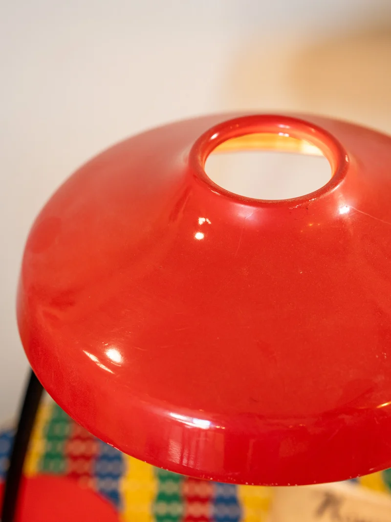 Julia, la lampe à poser en métal rouge N°1005