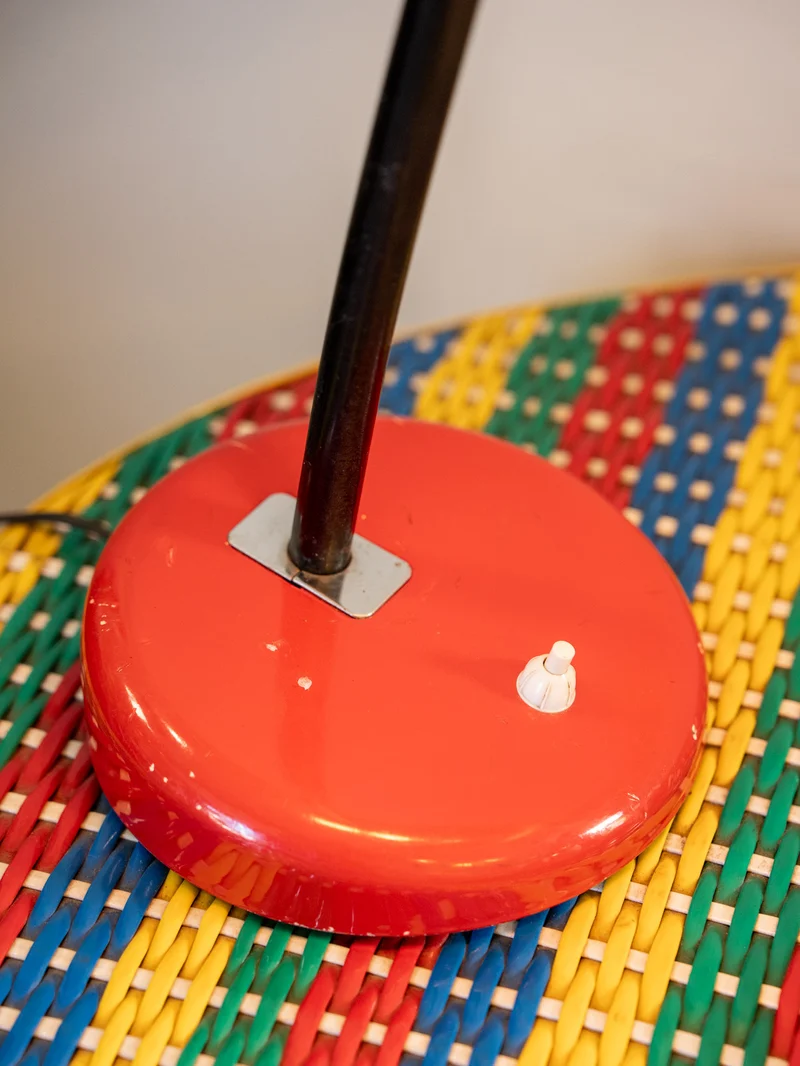 Julia, la lampe à poser en métal rouge N°1005