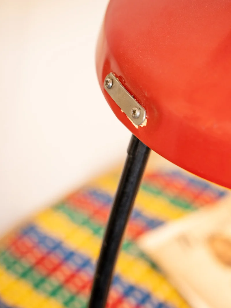 Julia, la lampe à poser en métal rouge N°1005