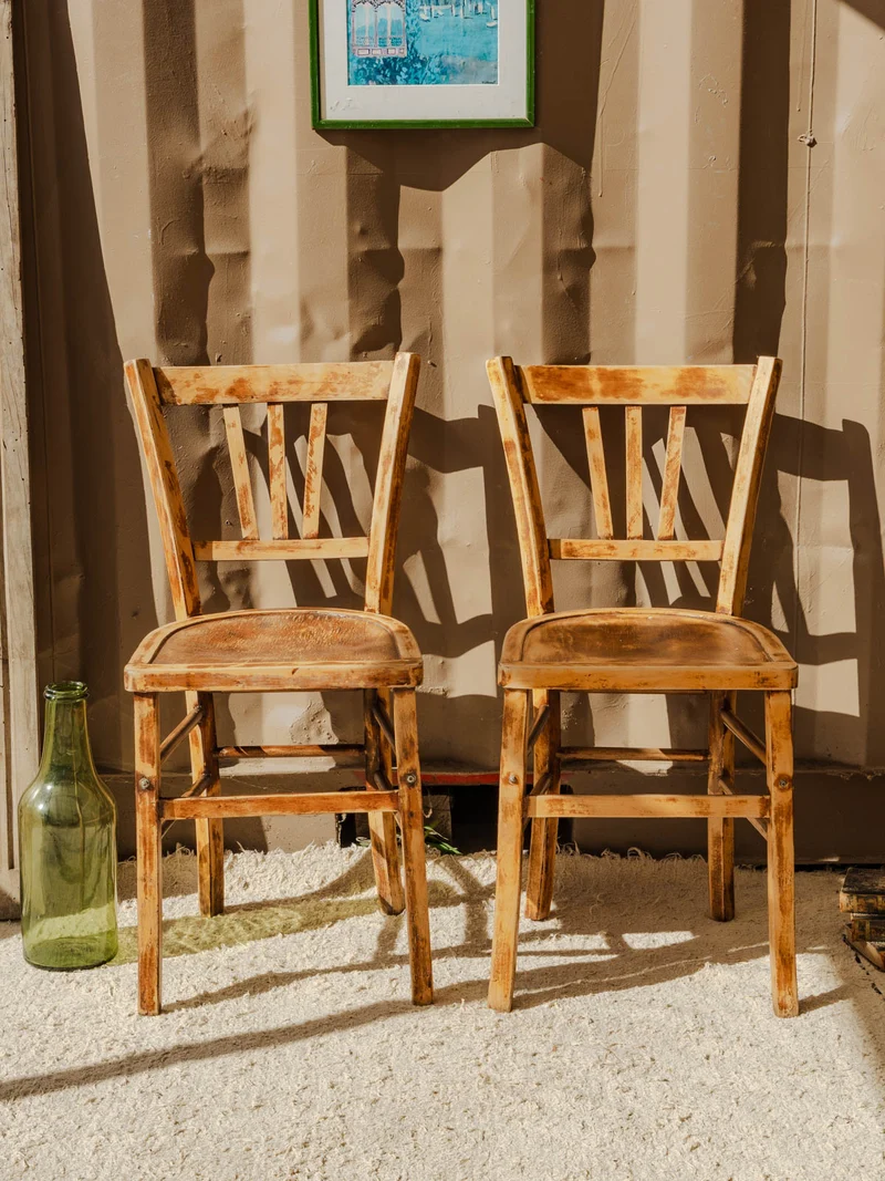 Claude, la paire de chaises en bois N°1488