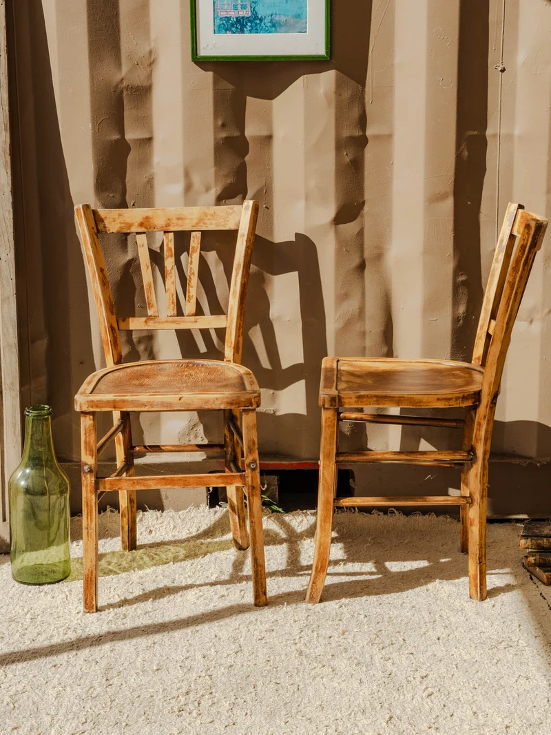 Claude, la paire de chaises en bois N°1488
