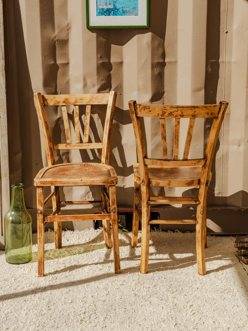 Claude, la paire de chaises en bois N°1488