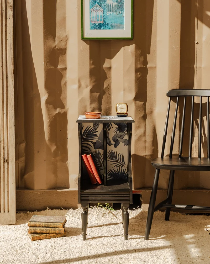 Odile, la table de chevet en bois noir N°1501