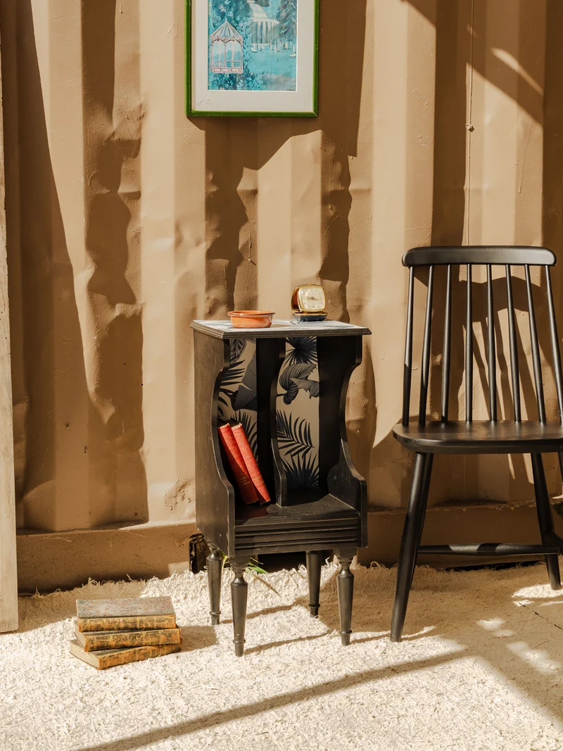 Odile, la table de chevet en bois noir N°1501