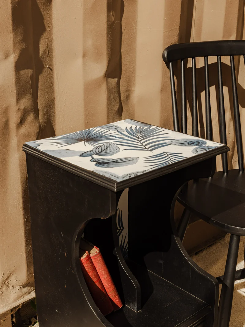 Odile, la table de chevet en bois noir N°1501
