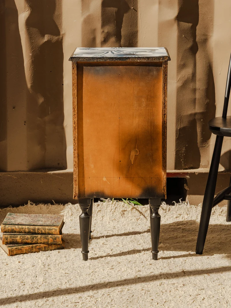 Odile, la table de chevet en bois noir N°1501
