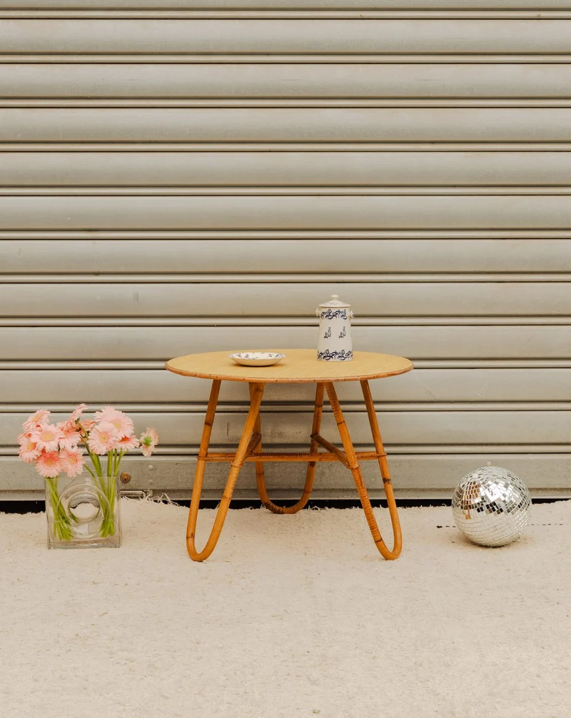 Francine, la table d'appoint en rotin N°1448