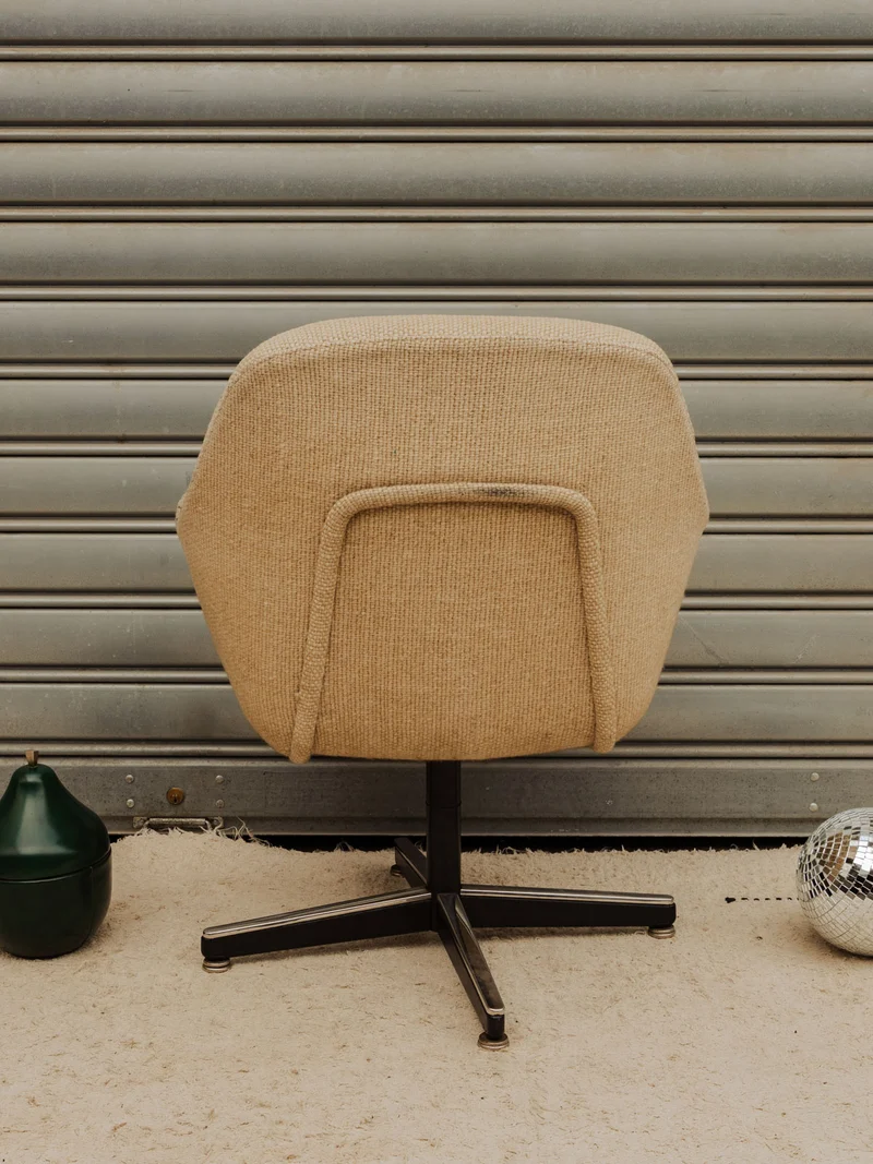 Jakob, le fauteuil Knoll en tissu beige N°1332