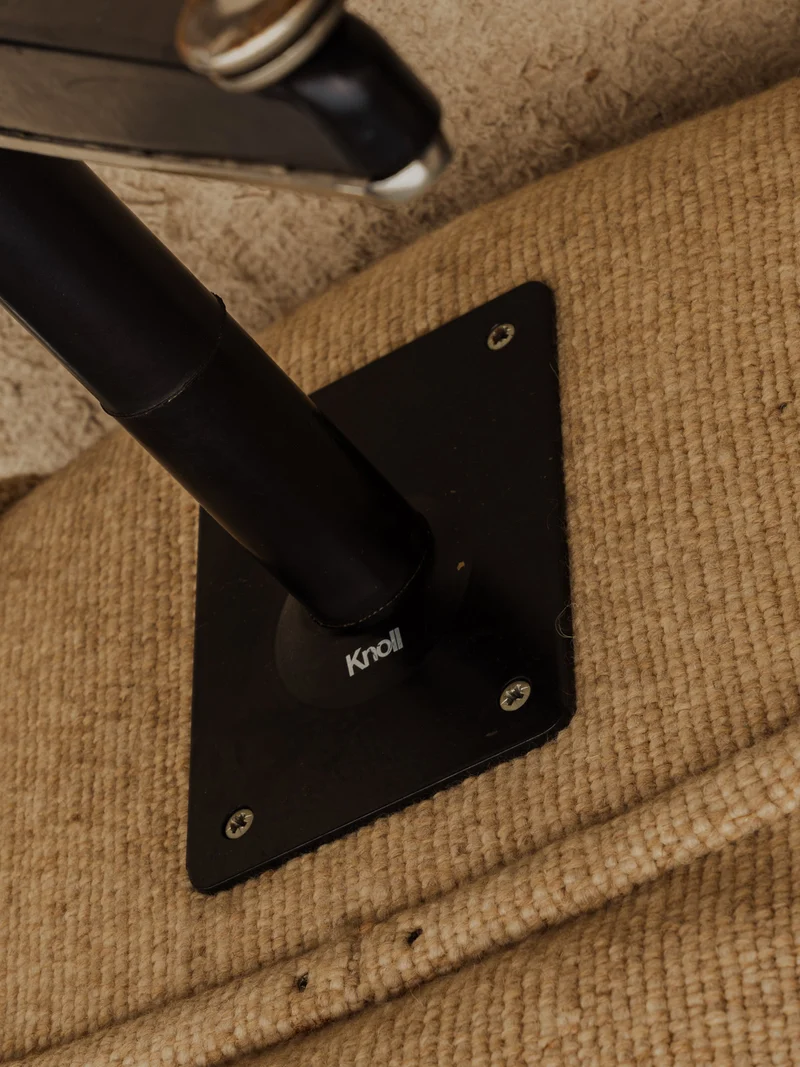 Jakob, le fauteuil Knoll en tissu beige N°1332