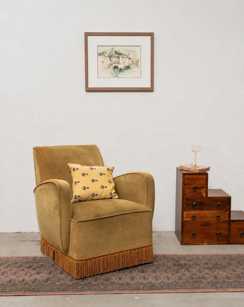 Ernest, le fauteuil à frange en velours jaune N°1543