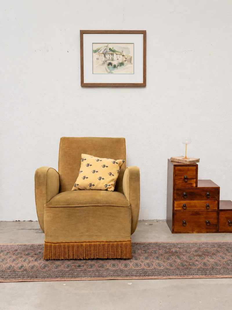 Ernest, le fauteuil à frange en velours jaune N°1543