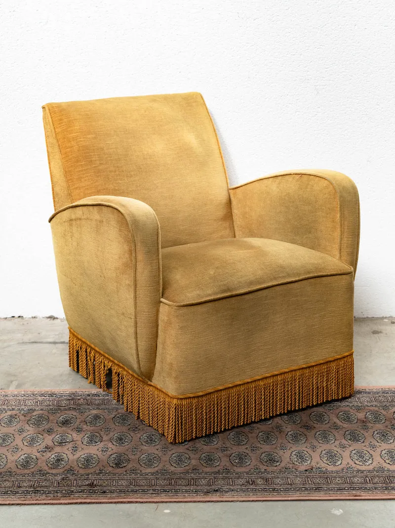 Ernest, le fauteuil à frange en velours jaune N°1543