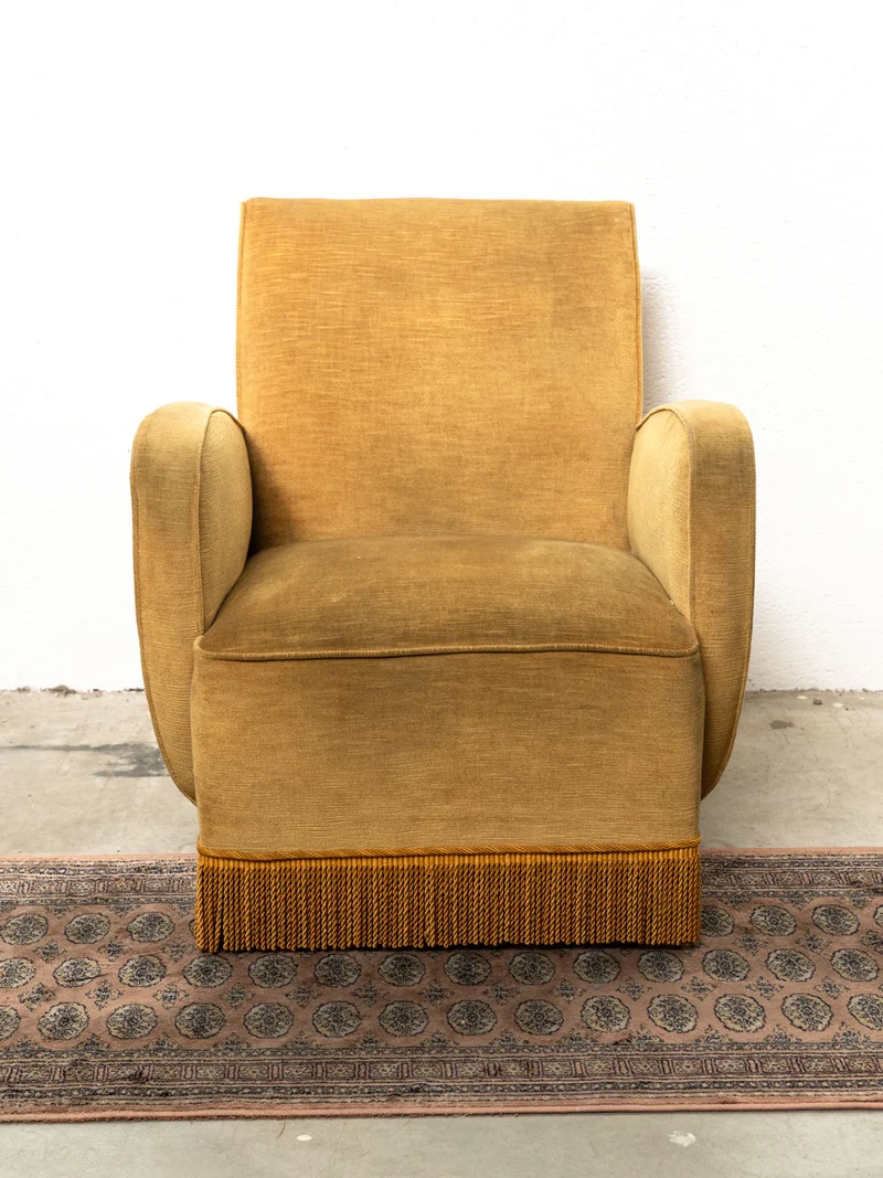 Ernest, le fauteuil à frange en velours jaune N°1543