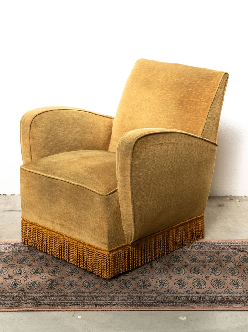 Ernest, le fauteuil à frange en velours jaune N°1543