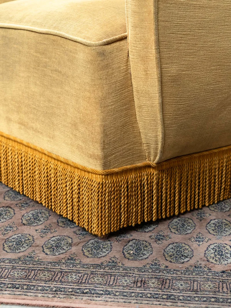 Ernest, le fauteuil à frange en velours jaune N°1543