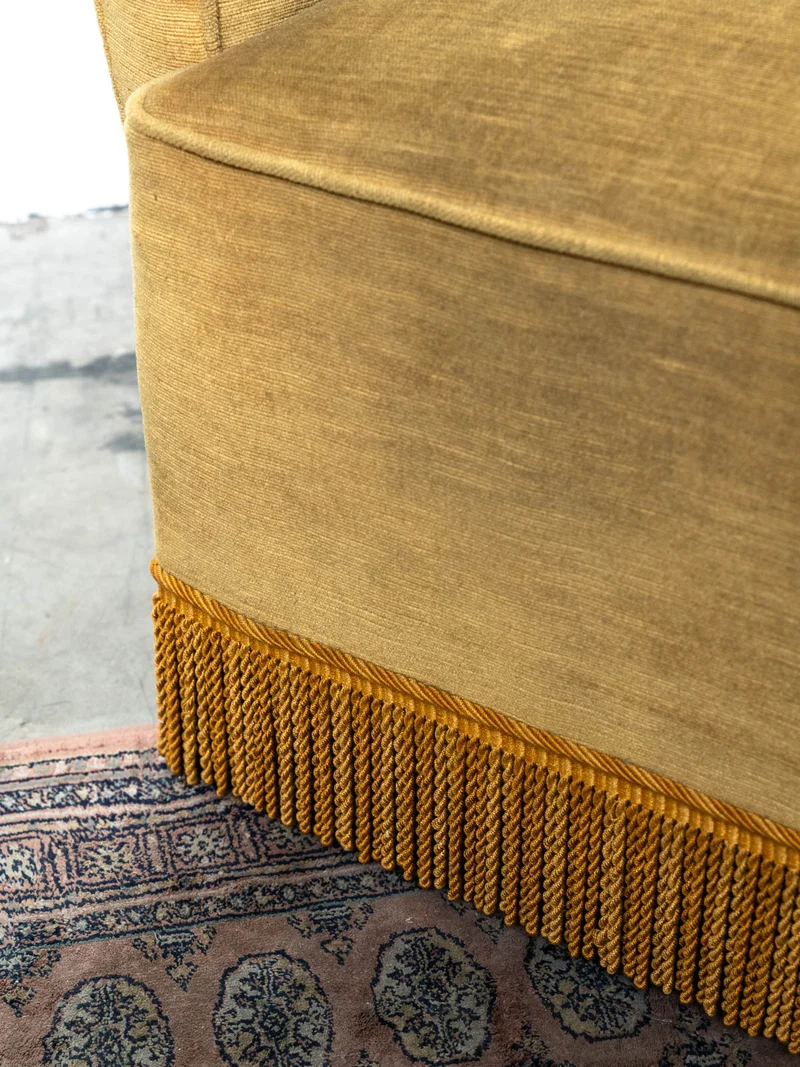 Ernest, le fauteuil à frange en velours jaune N°1543