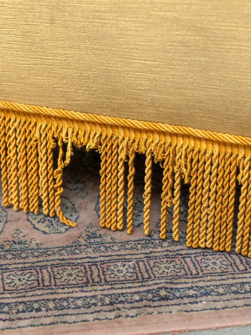Ernest, le fauteuil à frange en velours jaune N°1543