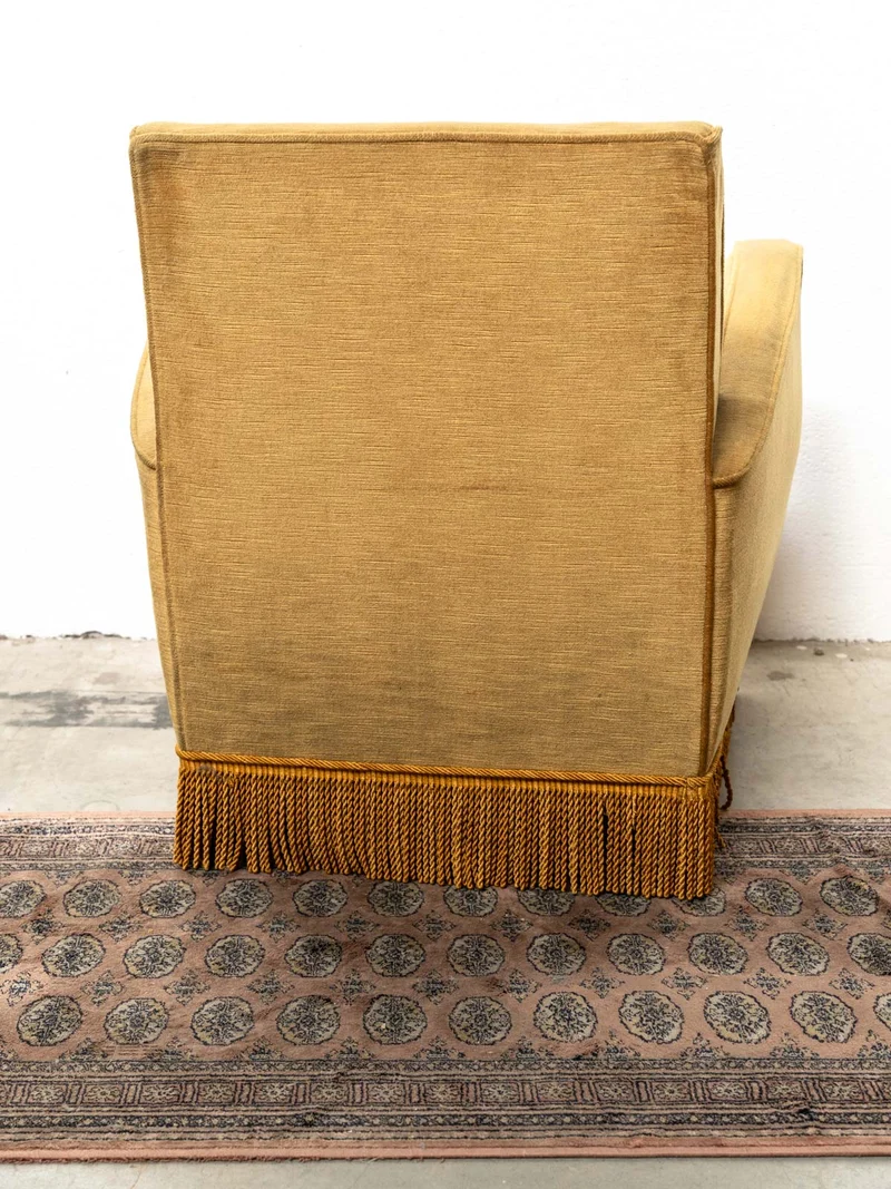 Ernest, le fauteuil à frange en velours jaune N°1543