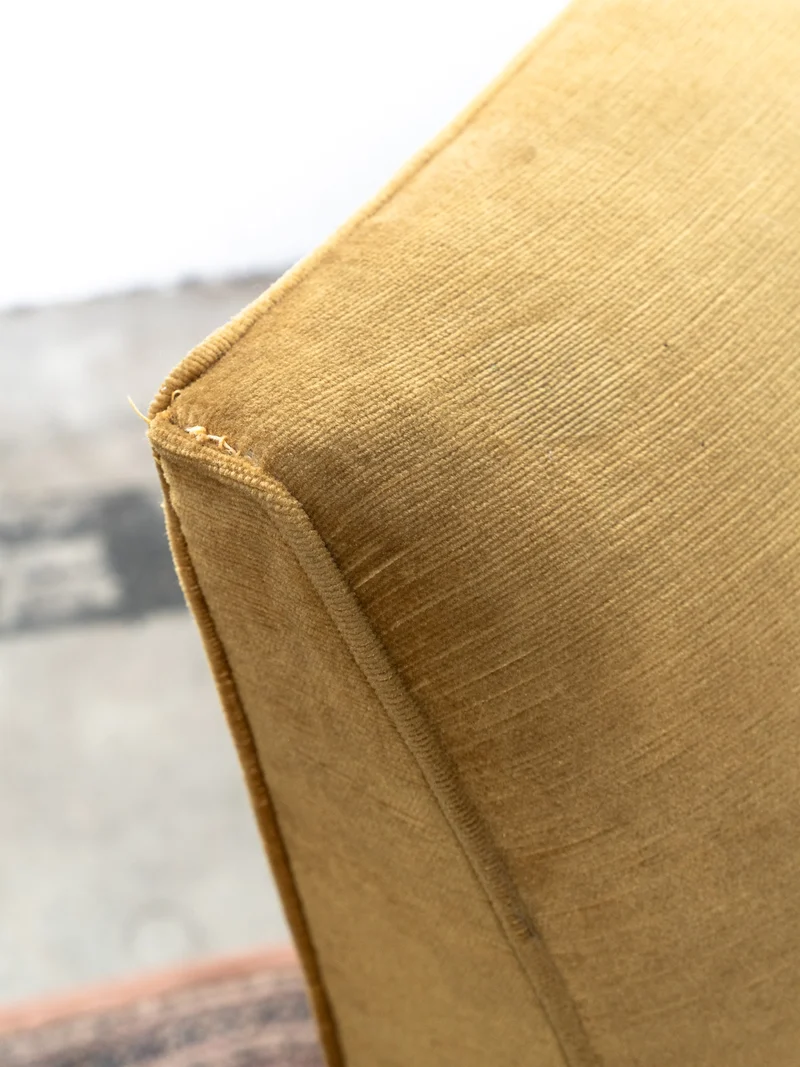 Ernest, le fauteuil à frange en velours jaune N°1543