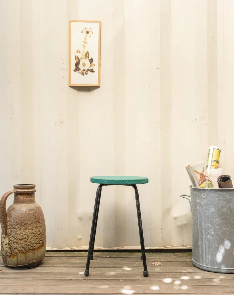 Axel, le tabouret vert et métal noir N°730