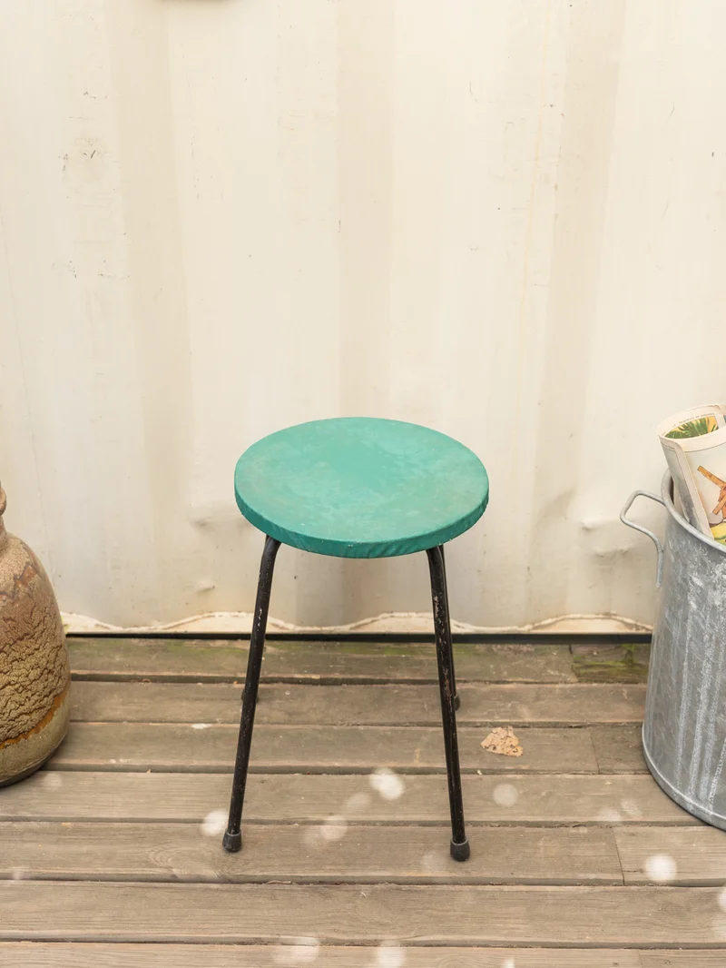 Axel, le tabouret vert et métal noir N°730