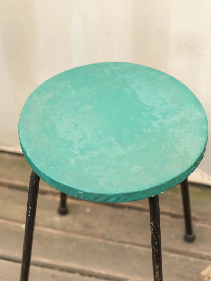 Axel, le tabouret vert et métal noir N°730