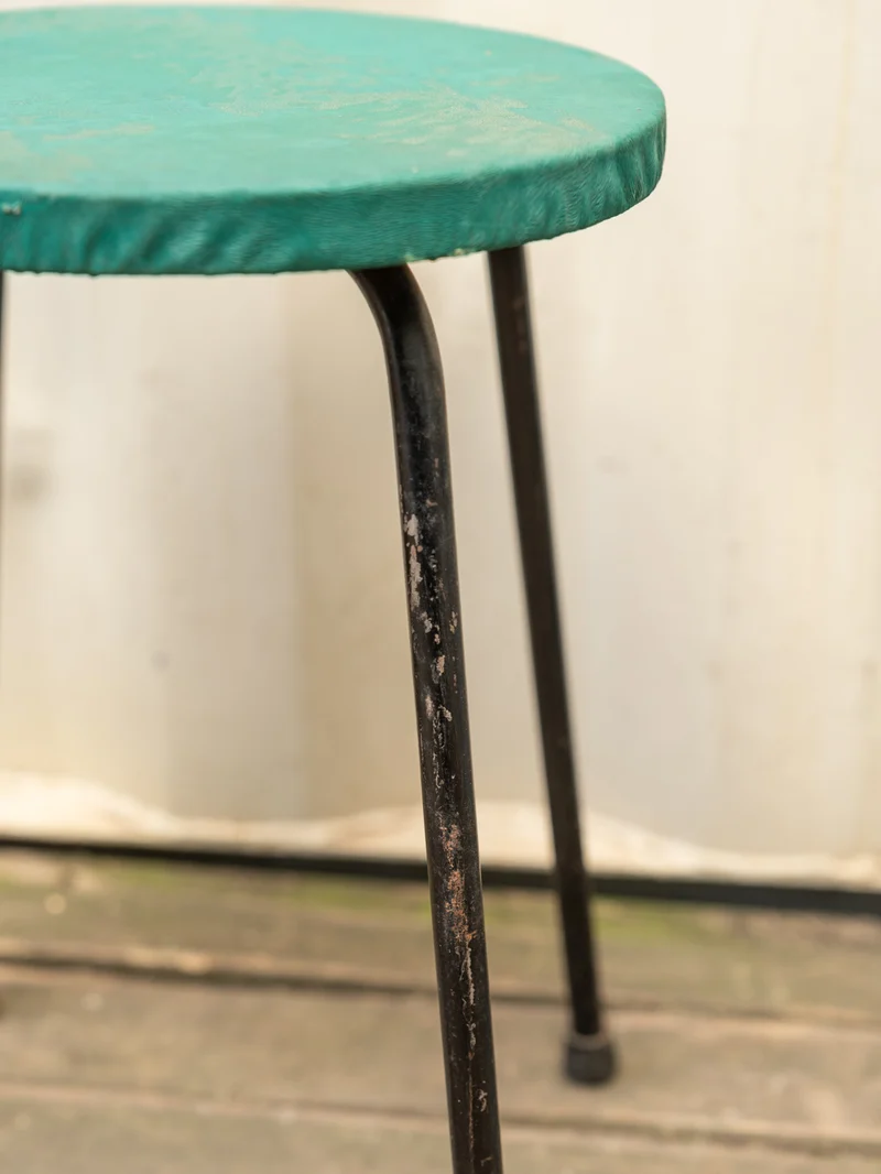 Axel, le tabouret vert et métal noir N°730