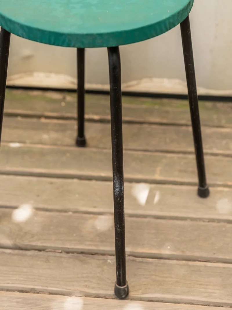 Axel, le tabouret vert et métal noir N°730