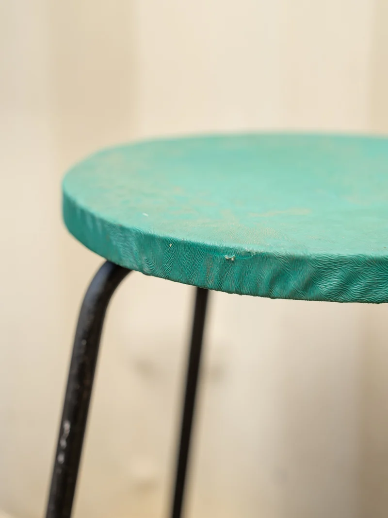 Axel, le tabouret vert et métal noir N°730