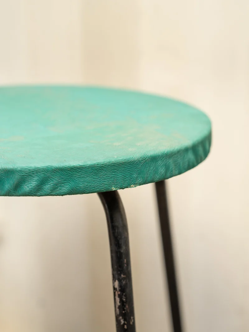 Axel, le tabouret vert et métal noir N°730