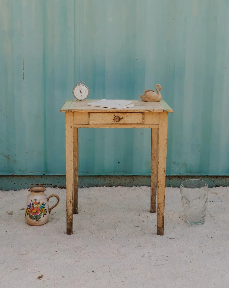 Francine, la table d'appoint en bois patiné N°1475