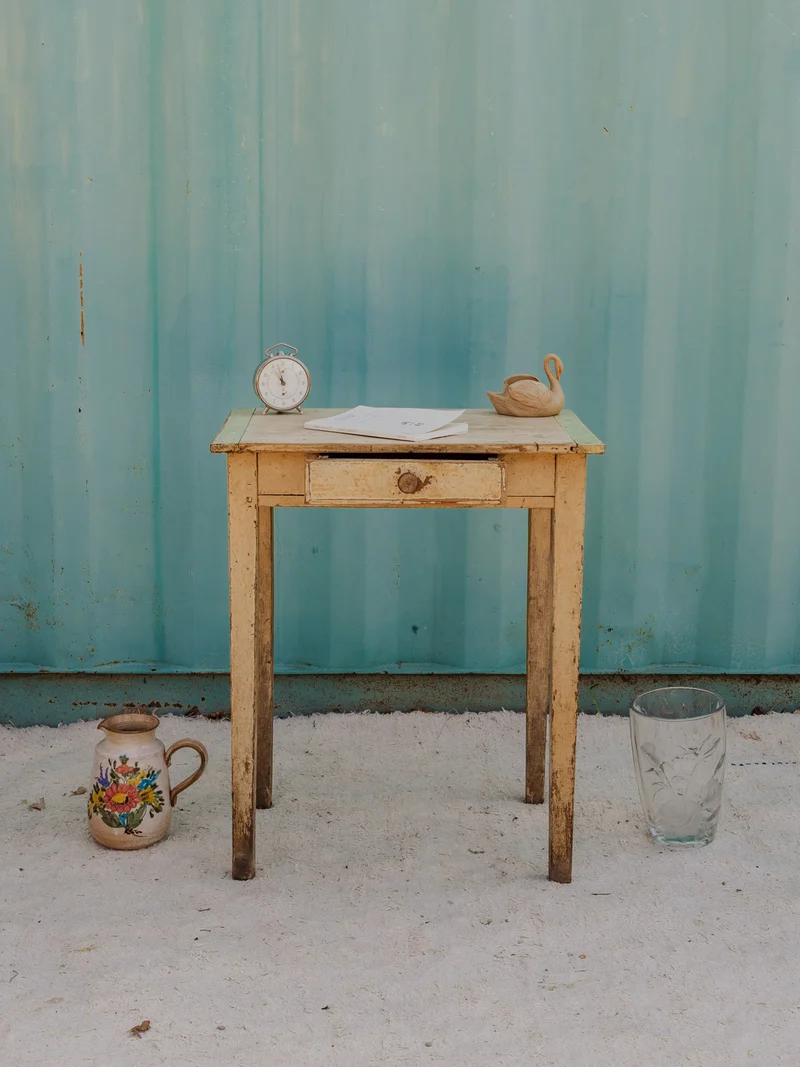 Francine, la table d'appoint en bois patiné N°1475