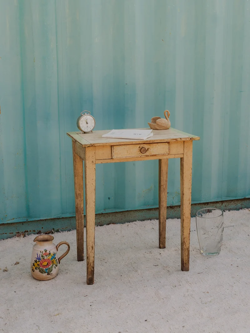 Francine, la table d'appoint en bois patiné N°1475