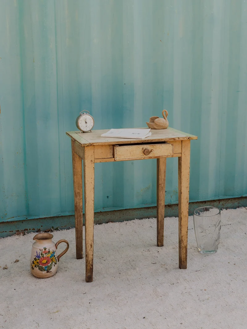 Francine, la table d'appoint en bois patiné N°1475