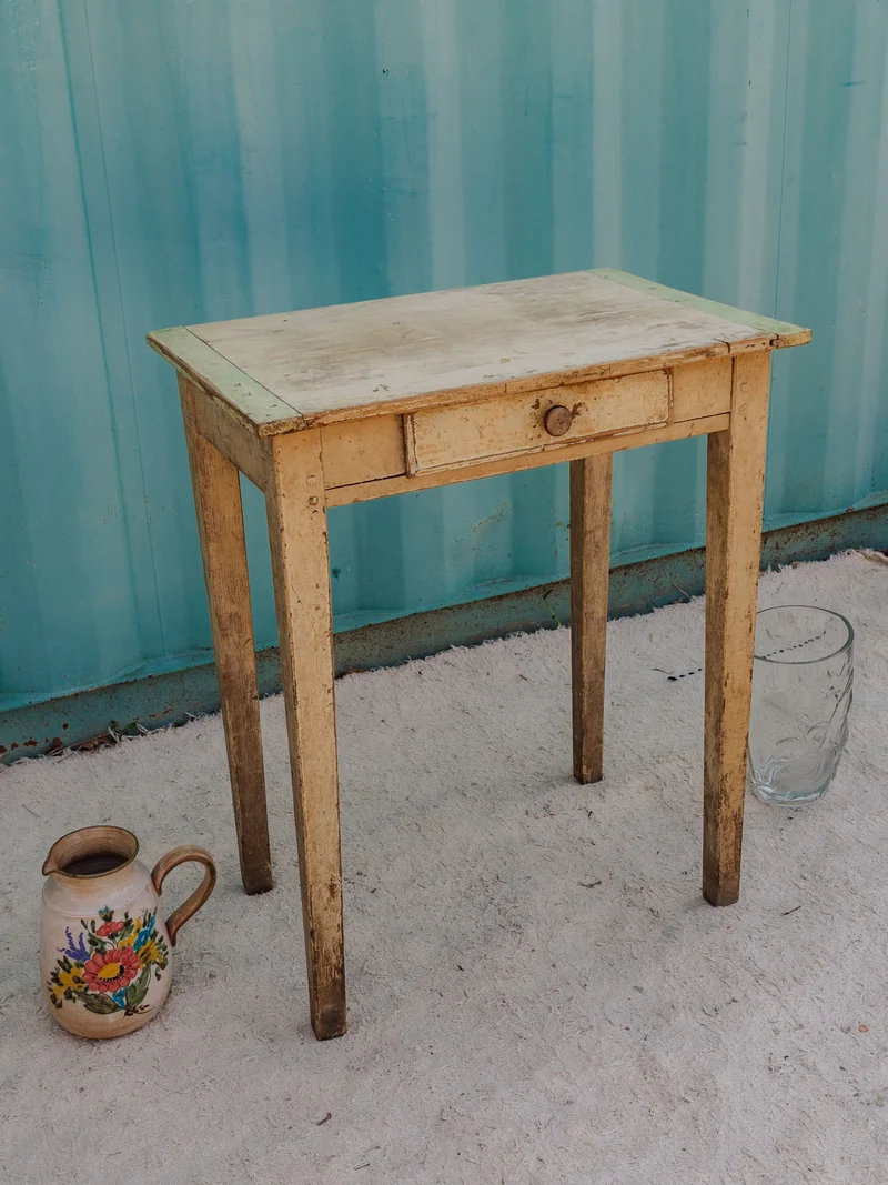 Francine, la table d'appoint en bois patiné N°1475