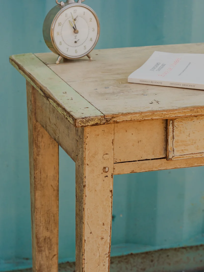 Francine, la table d'appoint en bois patiné N°1475