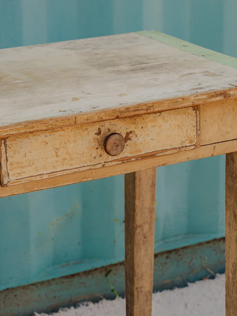 Francine, la table d'appoint en bois patiné N°1475
